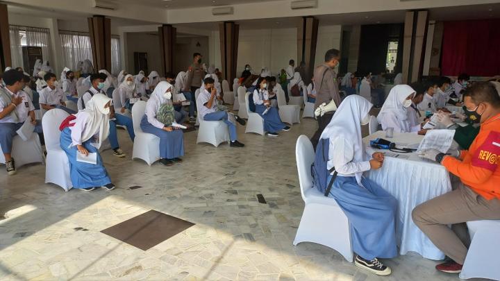 Mendukung PTM, Polda Lampung Gelar Vaksinasi Pelajar